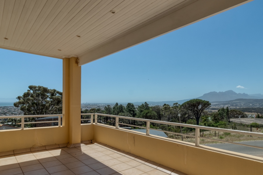 4 Bedroom Property for Sale in Mountainside Western Cape